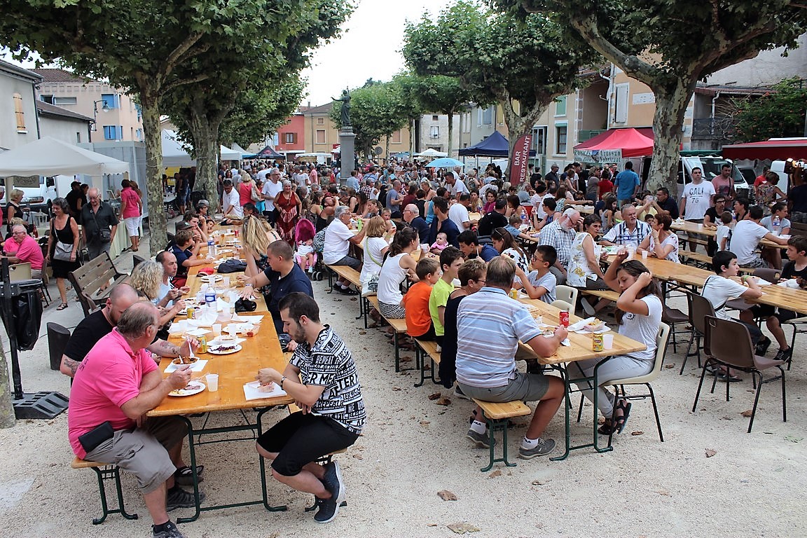 la place de la mairie était pleine...