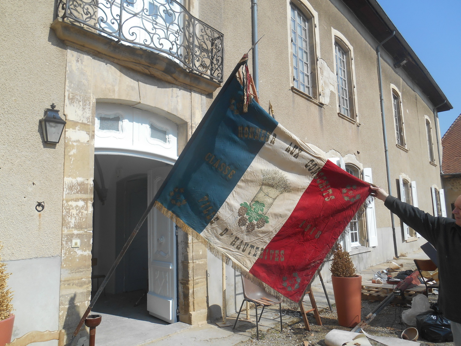 Une découverte au château , un drapeau des classards 1918