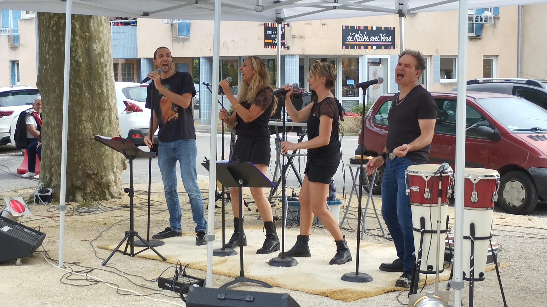Les Echappés (place de la mairie)