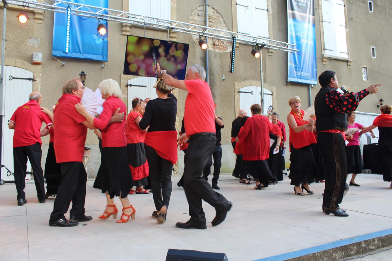 les chanteurs savent aussi danser