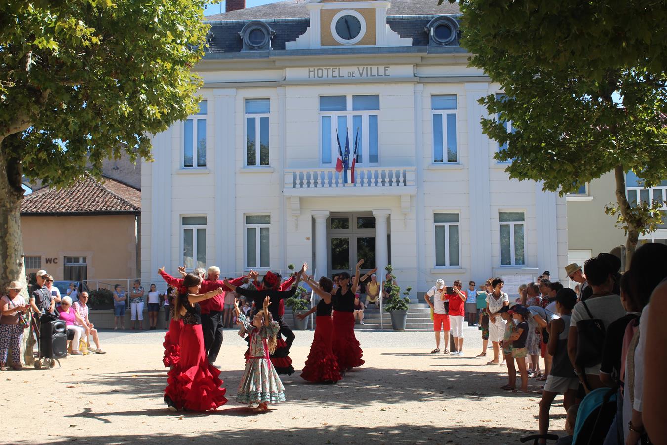 sur la place de la mairie