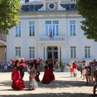 sur la place de la mairie