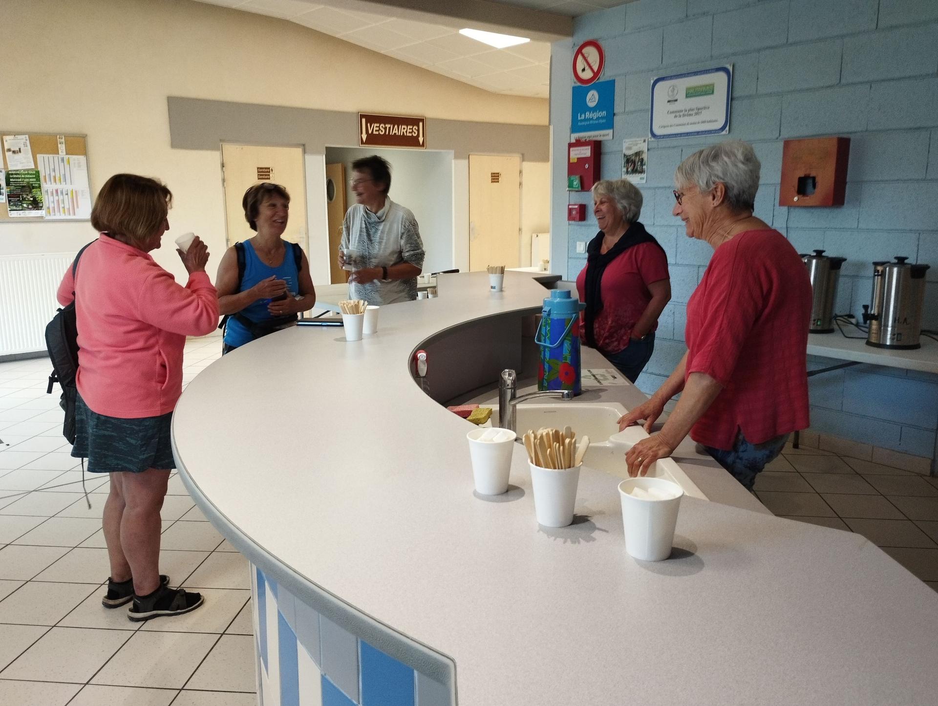 les premières marcheuses au café