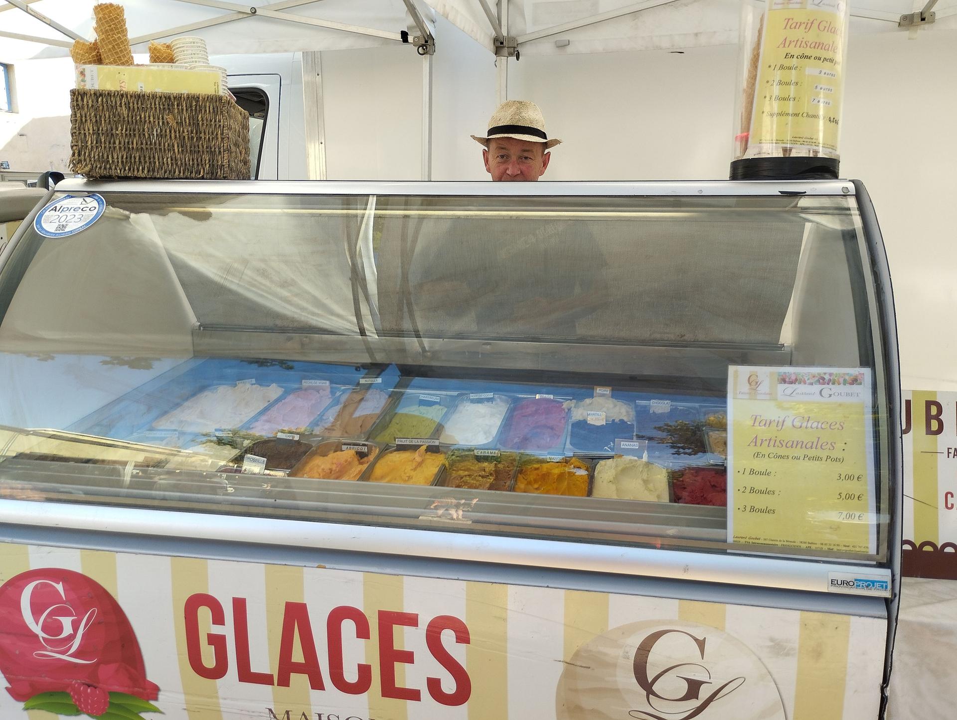 une tête dépasse pour les glaces artisanales