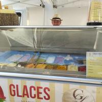 une tête dépasse pour les glaces artisanales