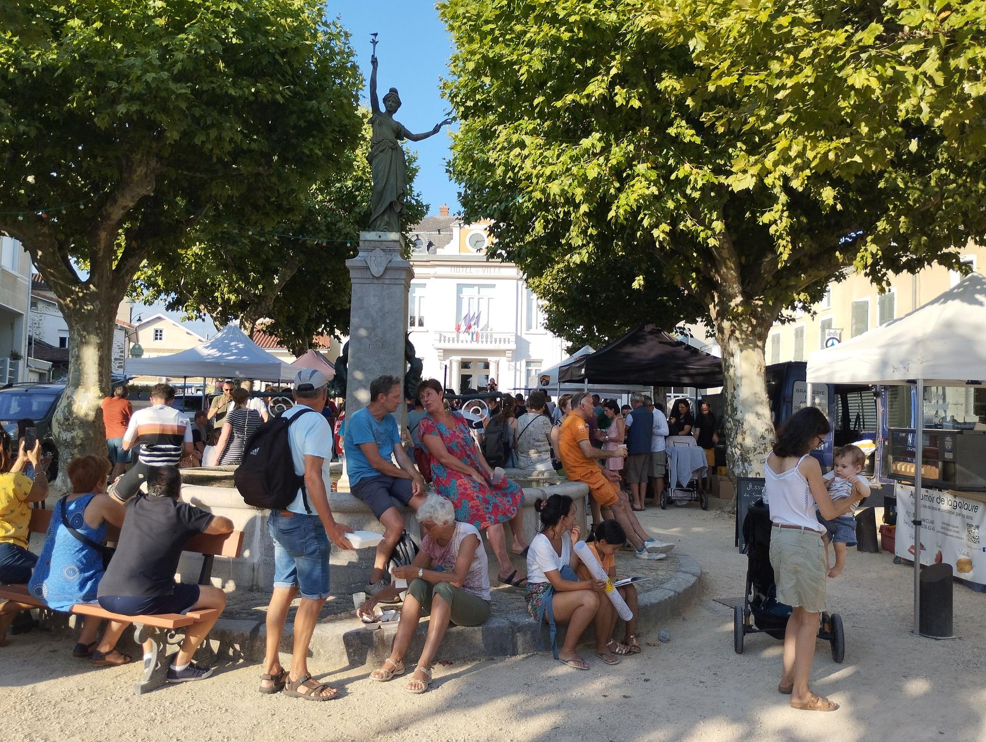 la place de la mairie avait fait le plein...de bière