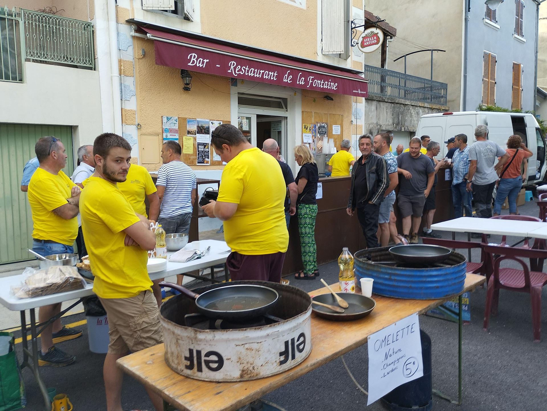 les serveurs jaunes du bar de la Fontaine