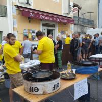 les serveurs jaunes du bar de la Fontaine