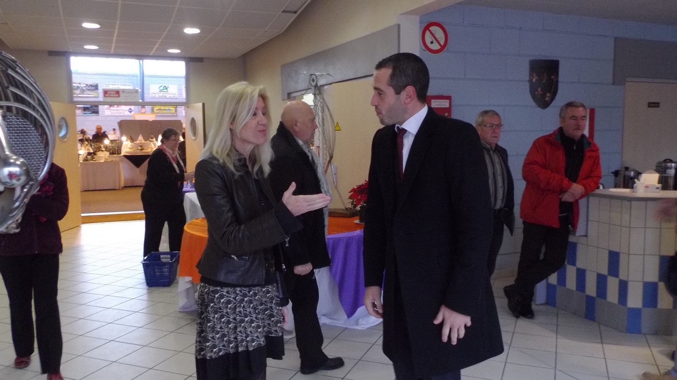 discussion entre élus Mme Emmanuelle Anthoine et M Pierre Jouvet