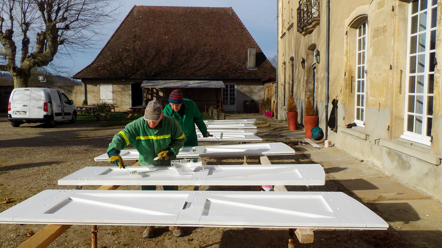 l'équipe verte s'occupe des volets peinture sur trépied