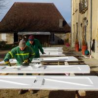 l'équipe verte s'occupe des volets peinture sur trépied