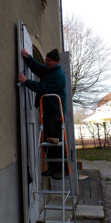 même sur un escabeau bancal, ça rénove