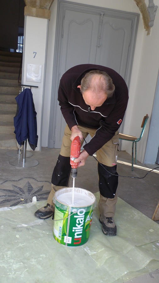 chacun sa spécialité ici Yves mélange la peinture