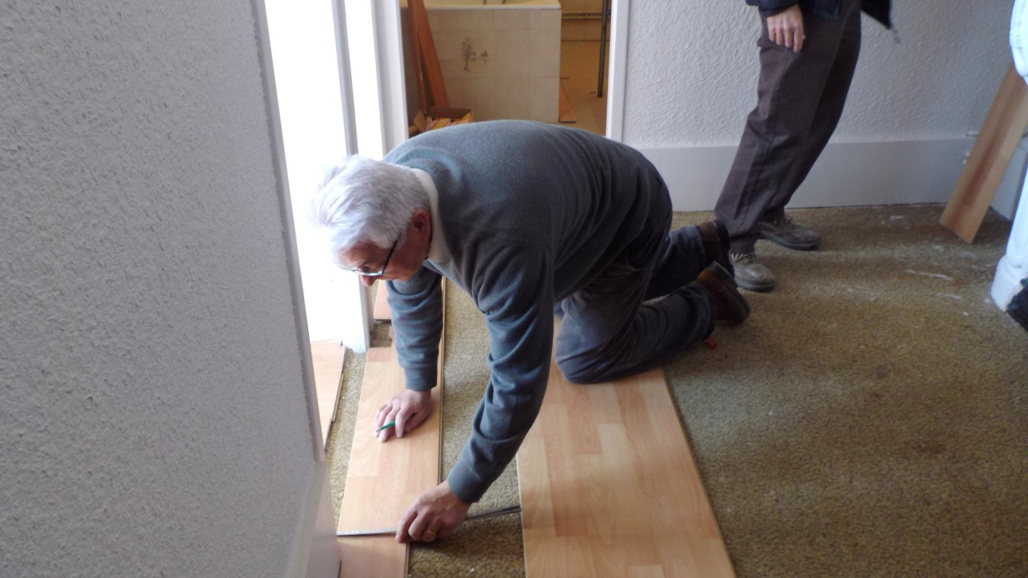 ici Denis pose le parquet des chambres et couloir