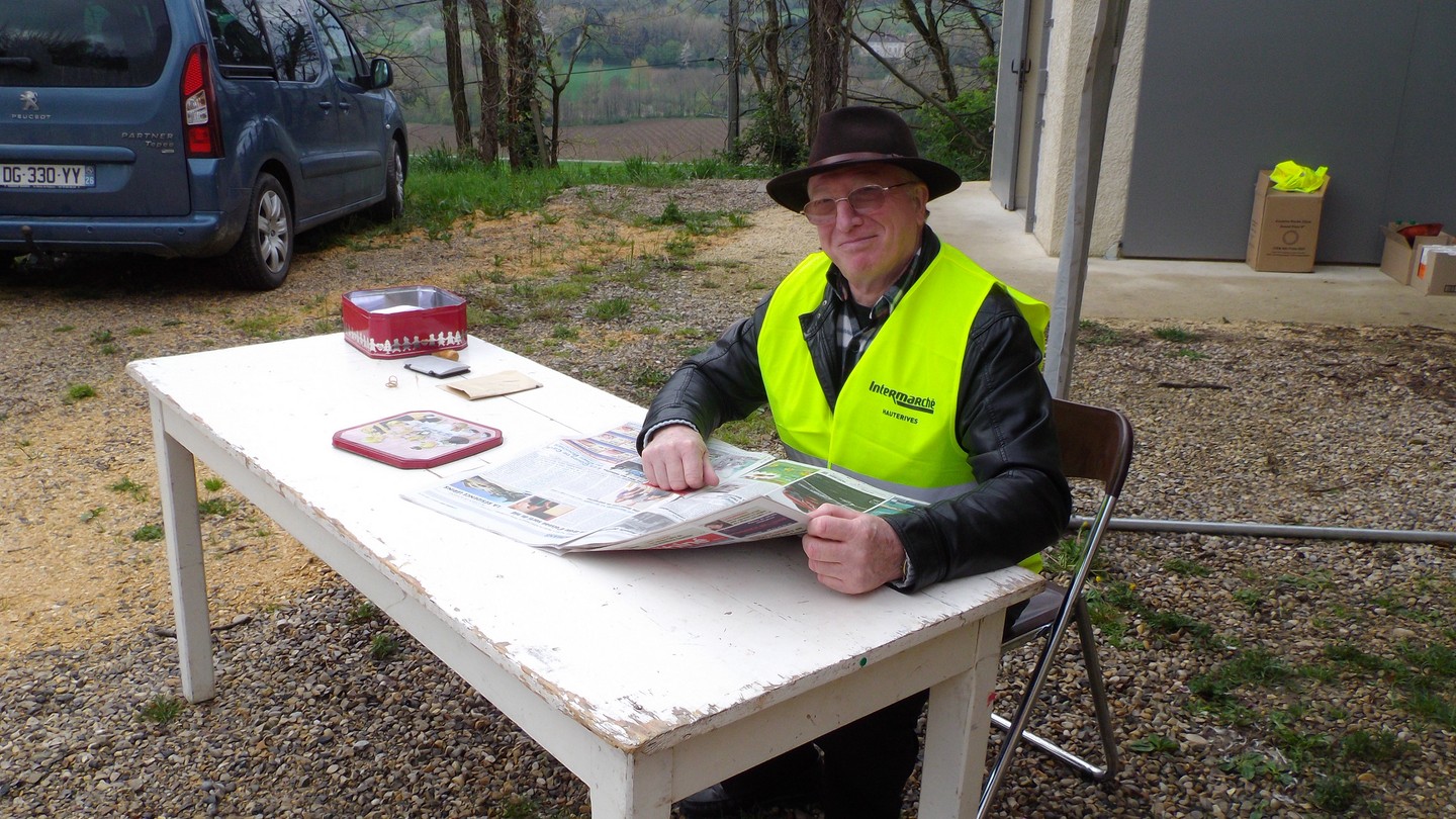 en attendant les marcheurs, lecture du journal local