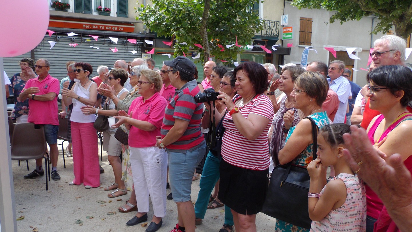 les Hauterivois applaudissent les gagnants et Bernard Vallet