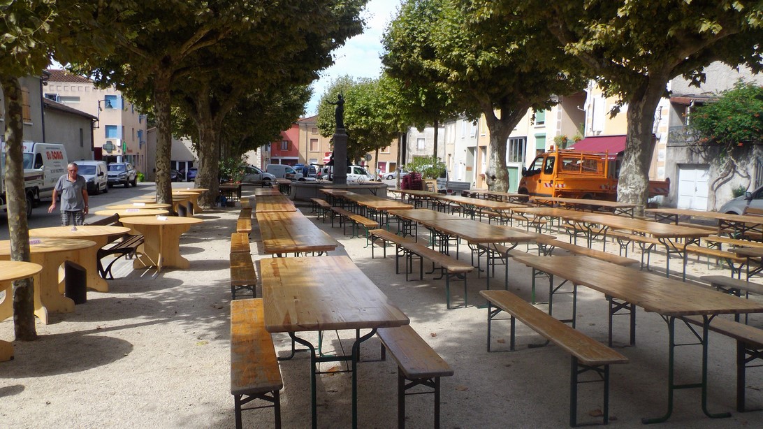 les tables et bancs sont placés