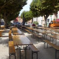 les tables et bancs sont placés