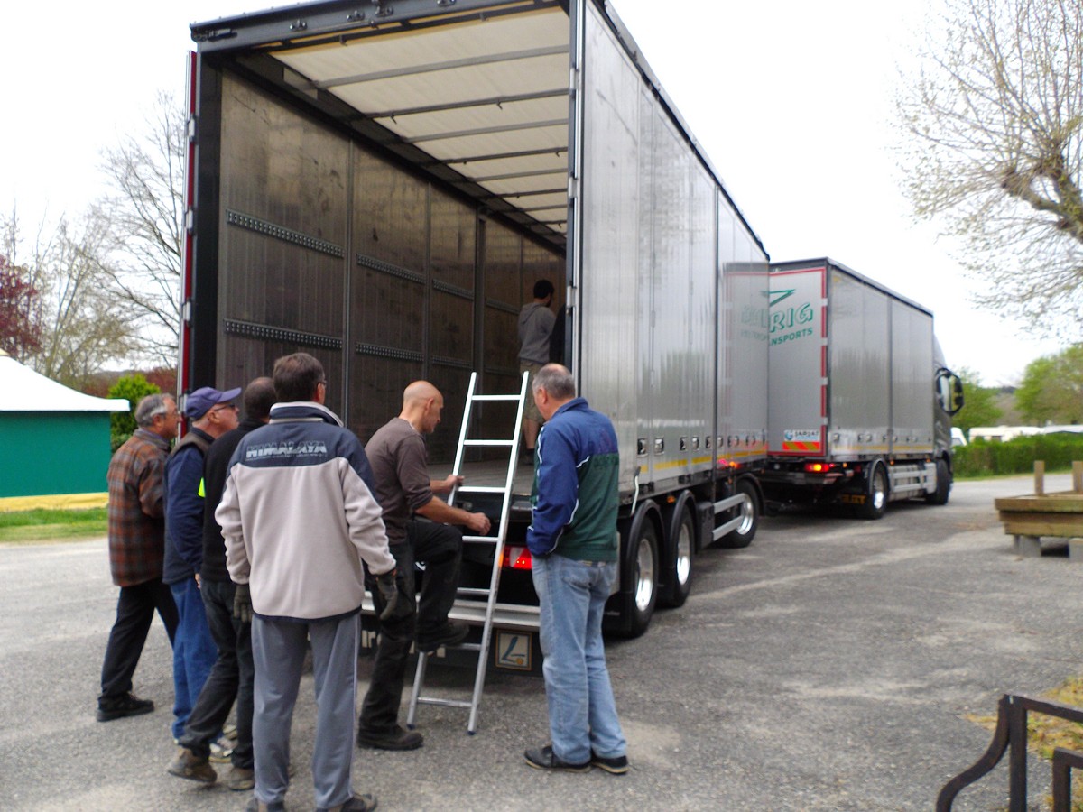 le camion et sa remorque à décharger