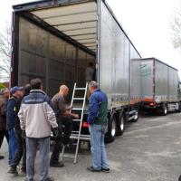 le camion et sa remorque à décharger