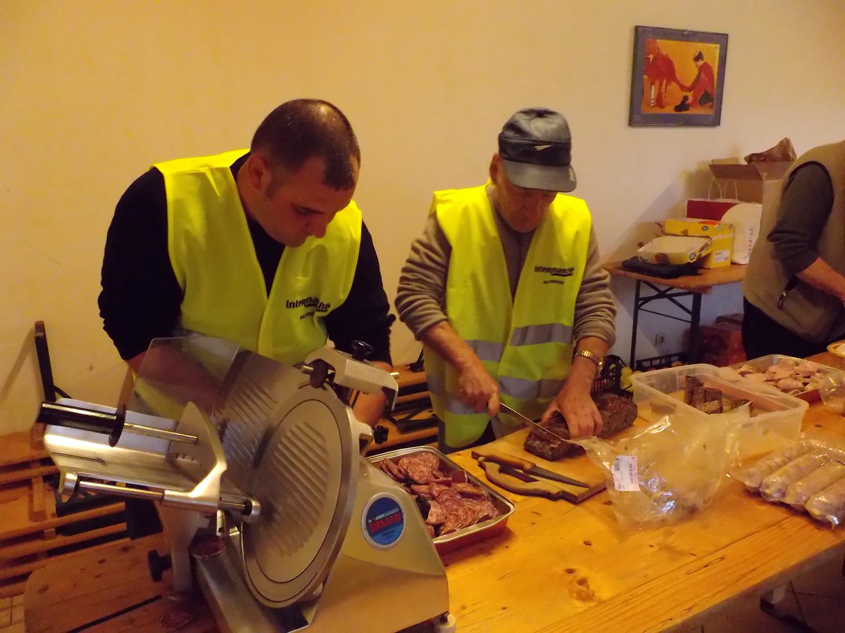 découpe des saucissons et caillettes