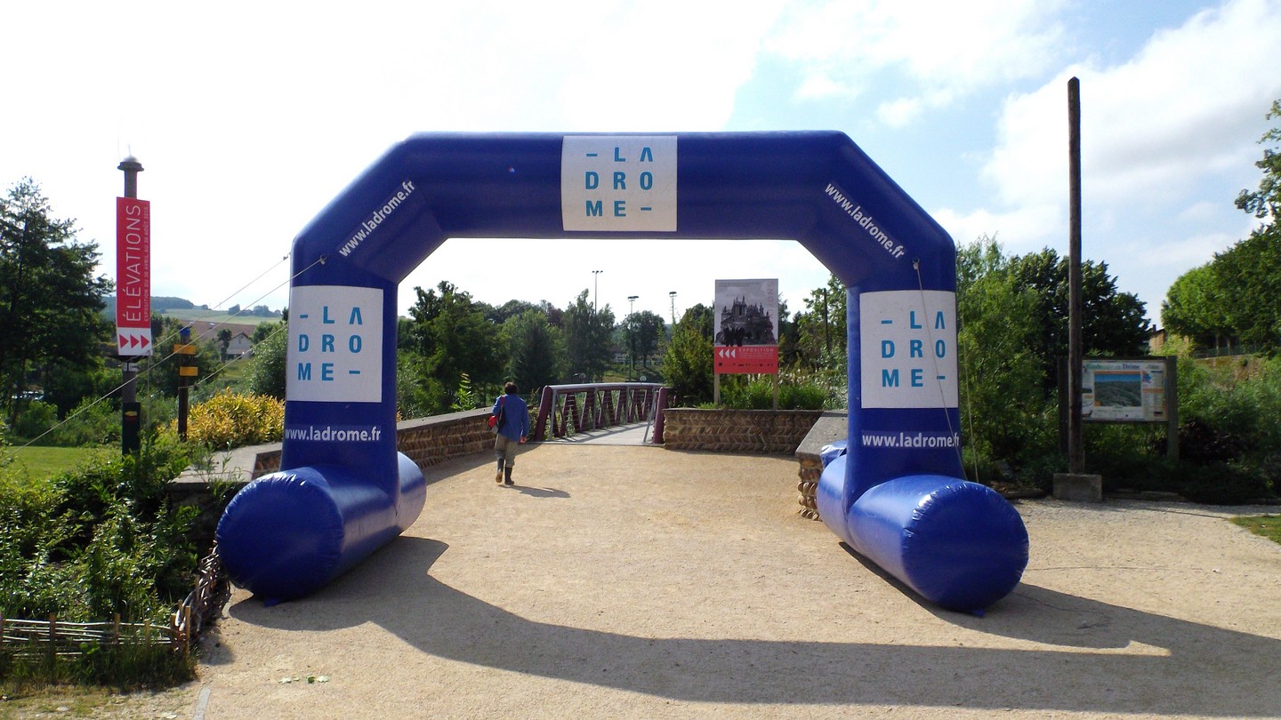 festitour devant la passerelle