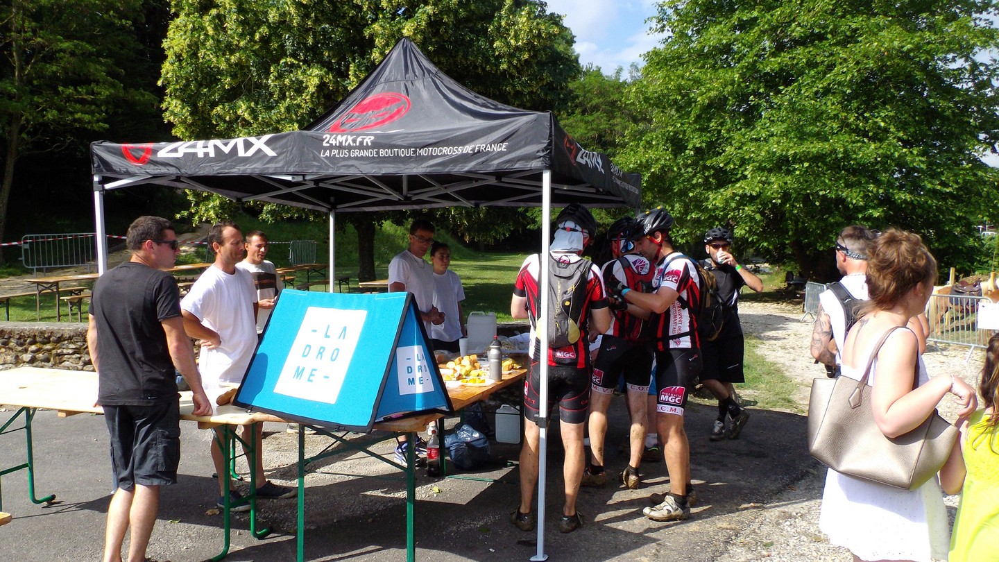 ravitaillement des marcheurs et cyclistes