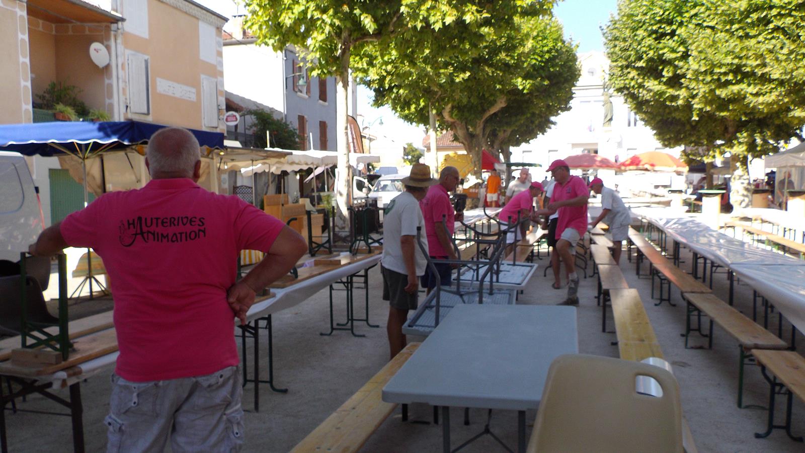 mise en place des tables et nappes