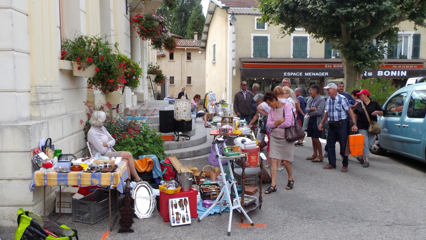 devant la mairie