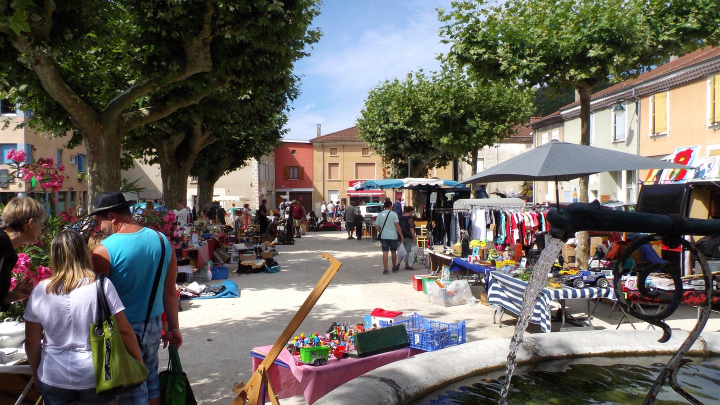 près de la fontaine