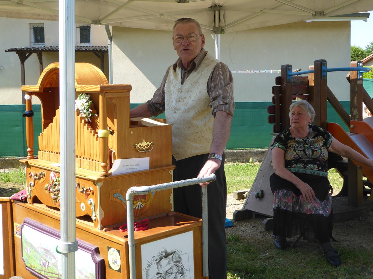 tourne la manivelle et la musique enchantera